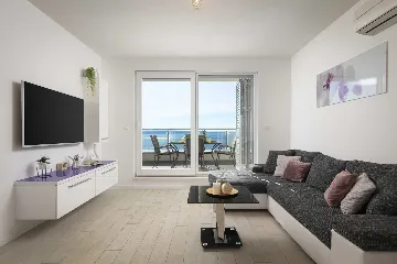 Podstrana 2-Bedroom Apartment with Private Cove
