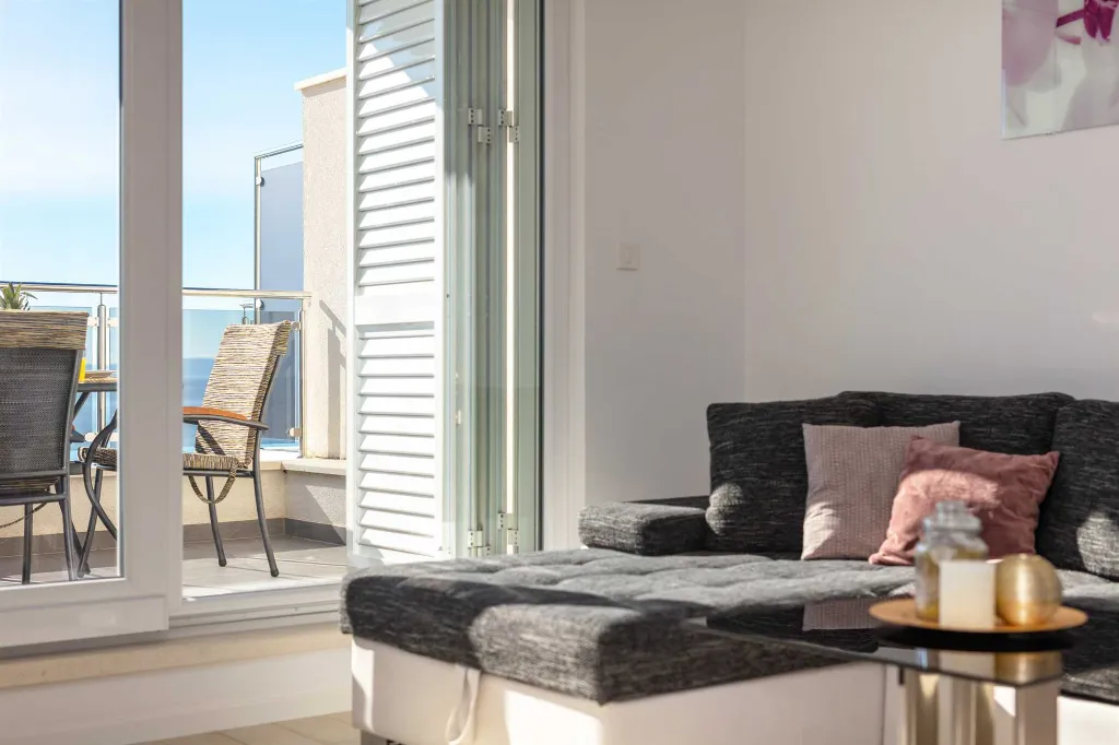 Podstrana 2-Bedroom Apartment with Private Cove