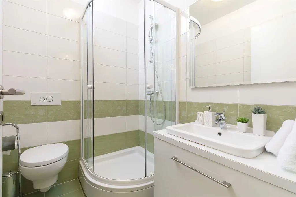Podstrana 2-Bedroom Apartment with Private Cove