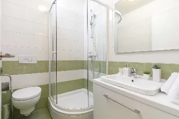 Podstrana 2-Bedroom Apartment with Private Cove