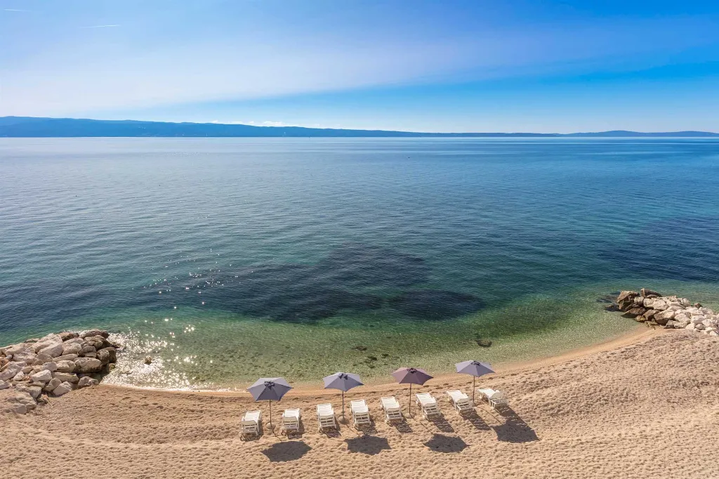 Podstrana 2-Bedroom Apartment with Private Cove