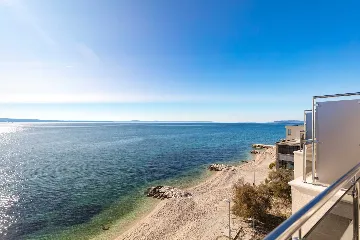 Podstrana 2-Bedroom Apartment with Private Cove