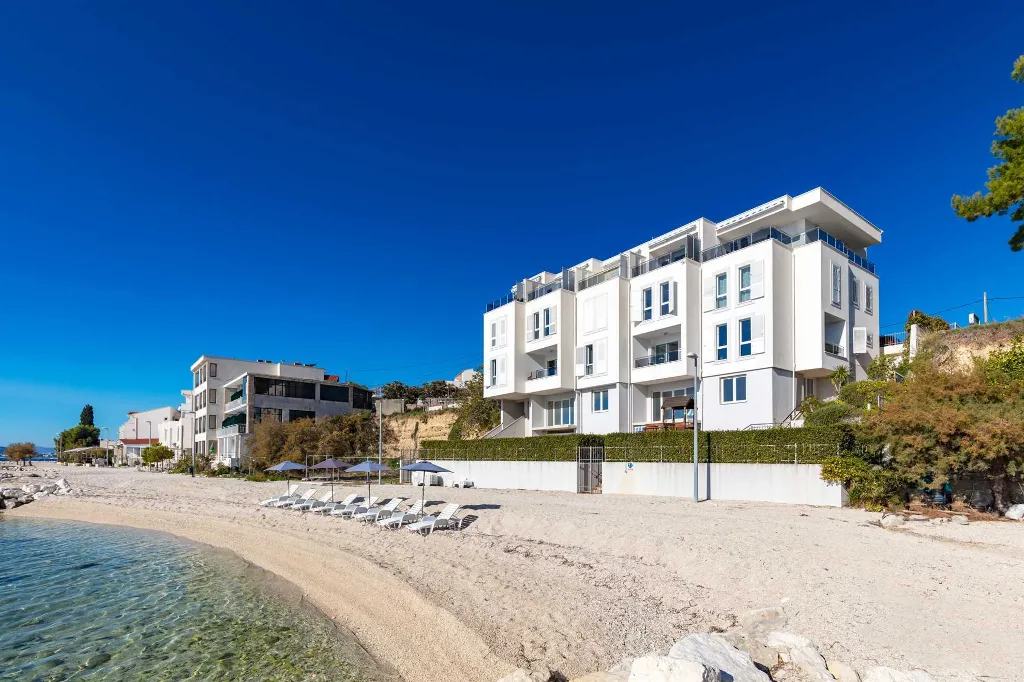 Podstrana 2-Bedroom Apartment with Private Cove