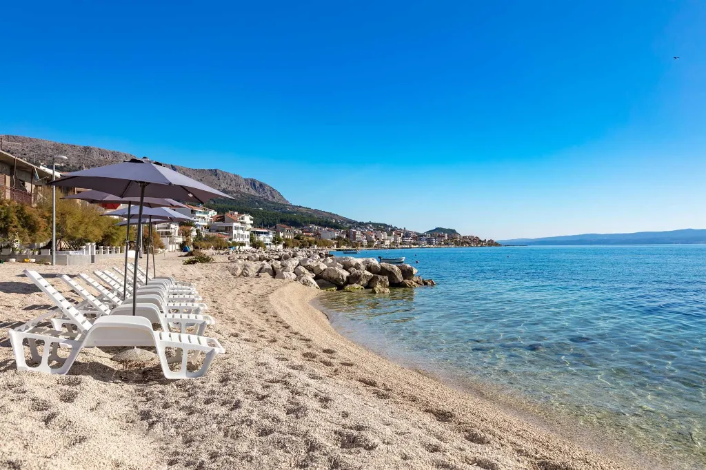 Podstrana 2-Bedroom Apartment with Private Cove
