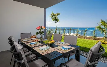 Podstrana 4-Bedroom Apartment for 8 Guests