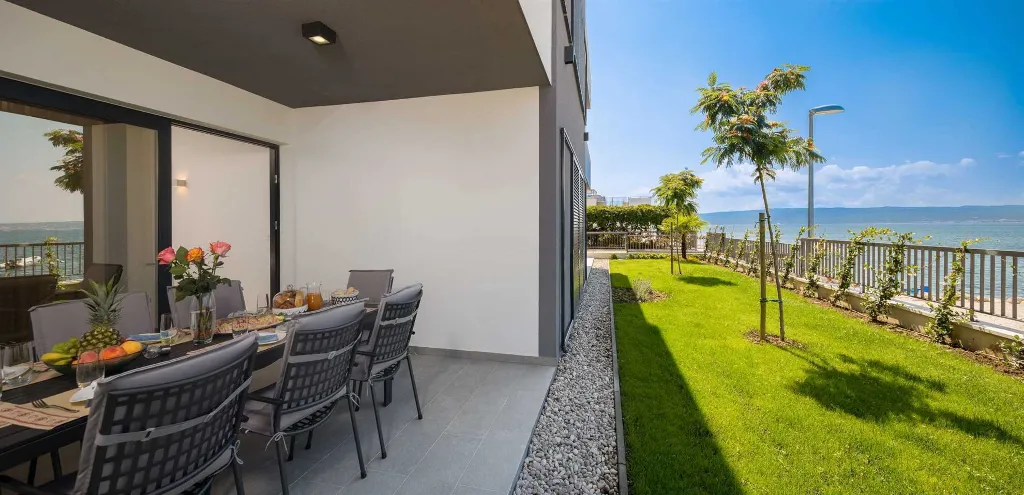 Podstrana 4-Bedroom Apartment for 8 Guests