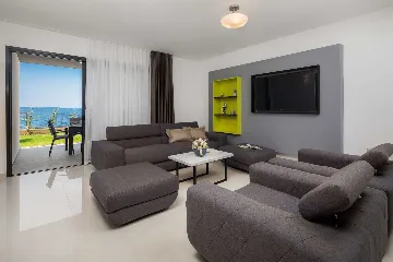 Podstrana 4-Bedroom Apartment for 8 Guests
