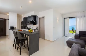 Podstrana 4-Bedroom Apartment for 8 Guests