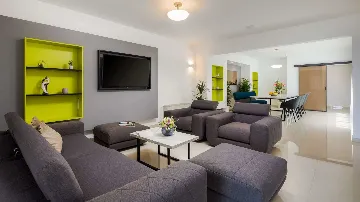 Podstrana 4-Bedroom Apartment for 8 Guests