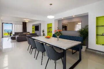 Podstrana 4-Bedroom Apartment for 8 Guests