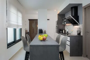 Podstrana 4-Bedroom Apartment for 8 Guests