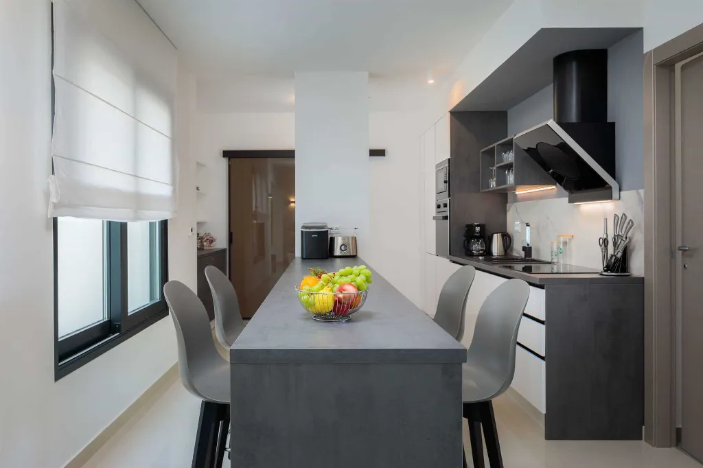 Podstrana 4-Bedroom Apartment for 8 Guests