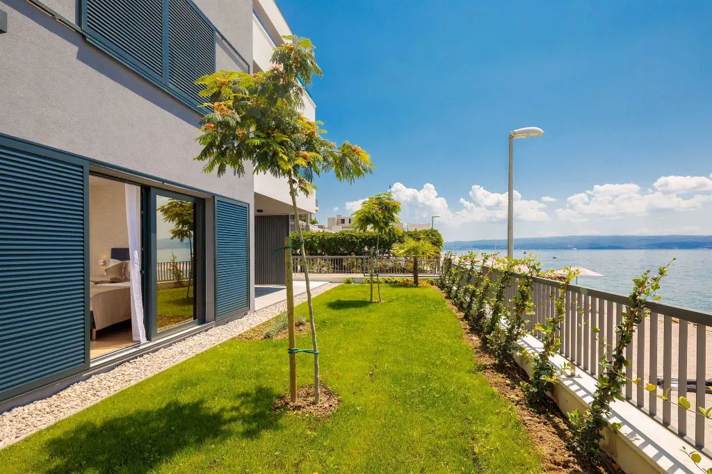 Podstrana 4-Bedroom Apartment for 8 Guests