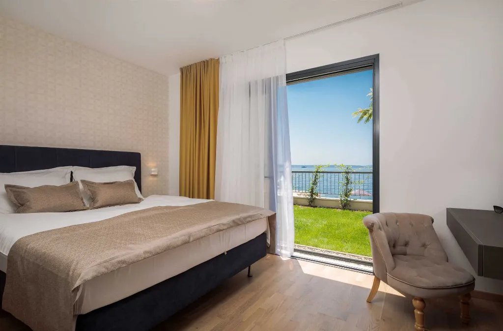 Podstrana 4-Bedroom Apartment for 8 Guests