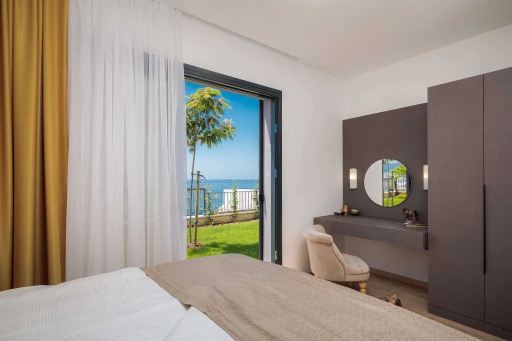 Podstrana 4-Bedroom Apartment for 8 Guests