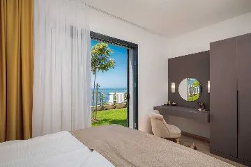 Podstrana 4-Bedroom Apartment for 8 Guests