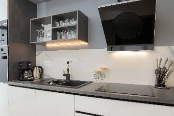 Podstrana 4-Bedroom Apartment for 8 Guests