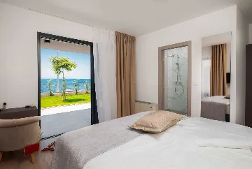 Podstrana 4-Bedroom Apartment for 8 Guests