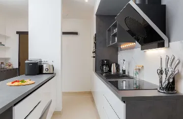 Podstrana 4-Bedroom Apartment for 8 Guests