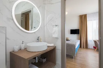 Podstrana 4-Bedroom Apartment for 8 Guests