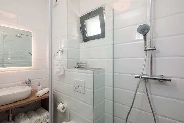 Podstrana 4-Bedroom Apartment for 8 Guests