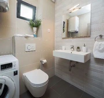 Podstrana 4-Bedroom Apartment for 8 Guests