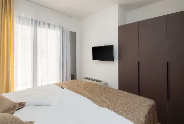 Podstrana 4-Bedroom Apartment for 8 Guests