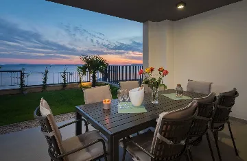 Podstrana 4-Bedroom Apartment for 8 Guests