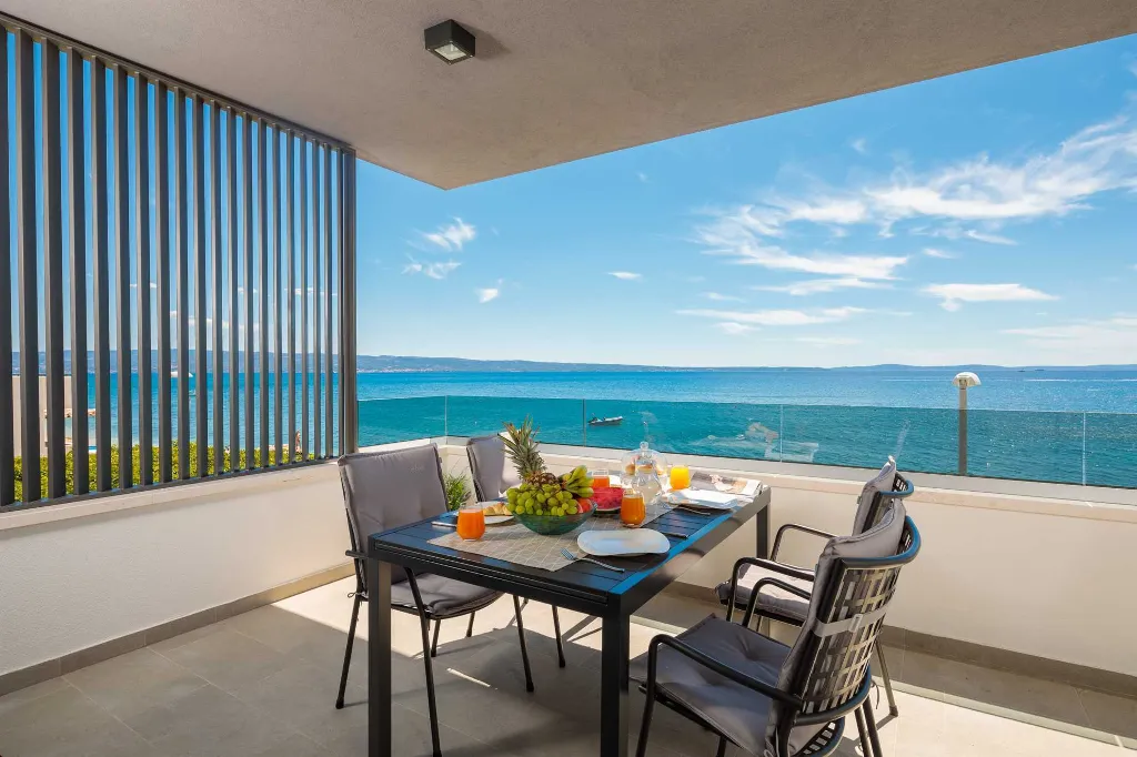Podstrana 2-Bedroom Apartment with Sea-View Balcony