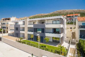 Podstrana 2-Bedroom Apartment with Sea-View Balcony