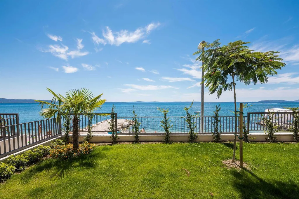 Podstrana 2-Bedroom Apartment with Sea-View Balcony
