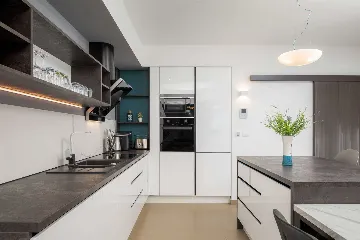 Podstrana 2-Bedroom Apartment for Up to 4