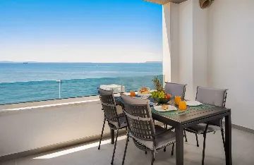 Podstrana 2-Bedroom Apartment for Up to 4