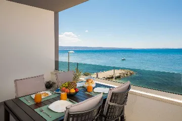 Podstrana 2-Bedroom Apartment for Up to 4