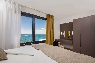 Podstrana 2-Bedroom Apartment for Up to 4