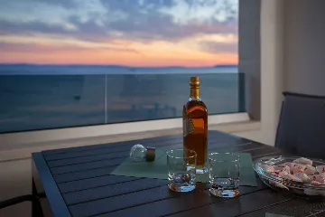 Podstrana 2-Bedroom Apartment for Up to 4