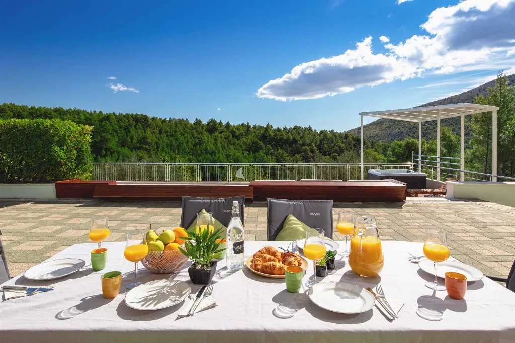 Villa with Private Heated Pool in Tugare