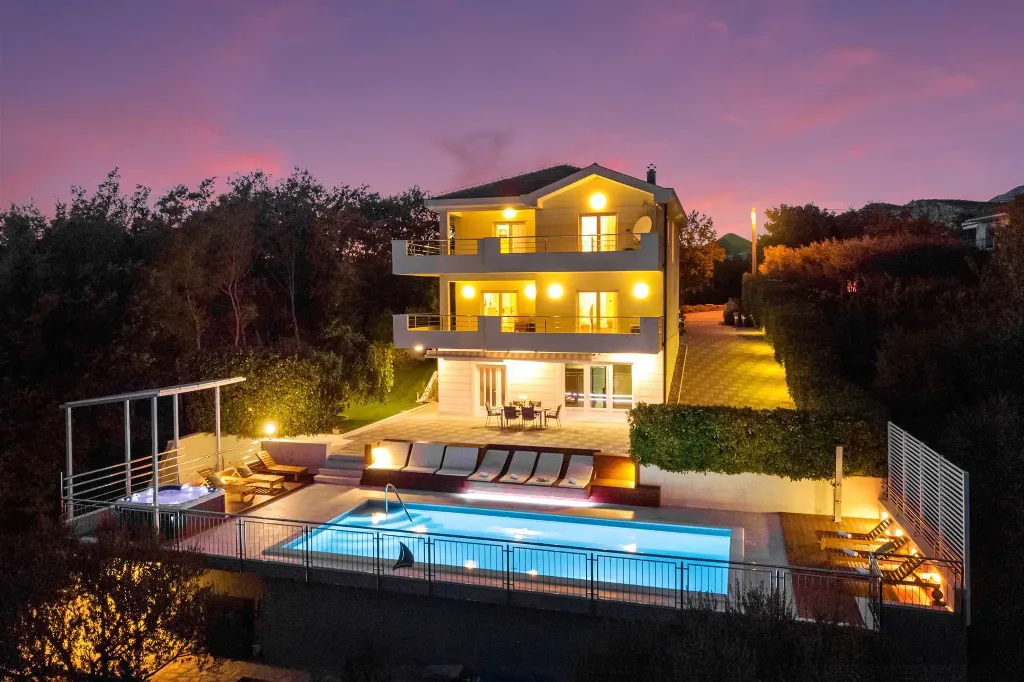 Villa with Private Heated Pool in Tugare