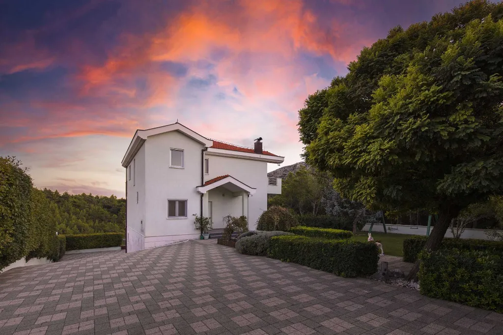 Villa with Private Heated Pool in Tugare