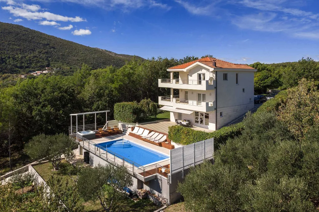 Villa with Private Heated Pool in Tugare