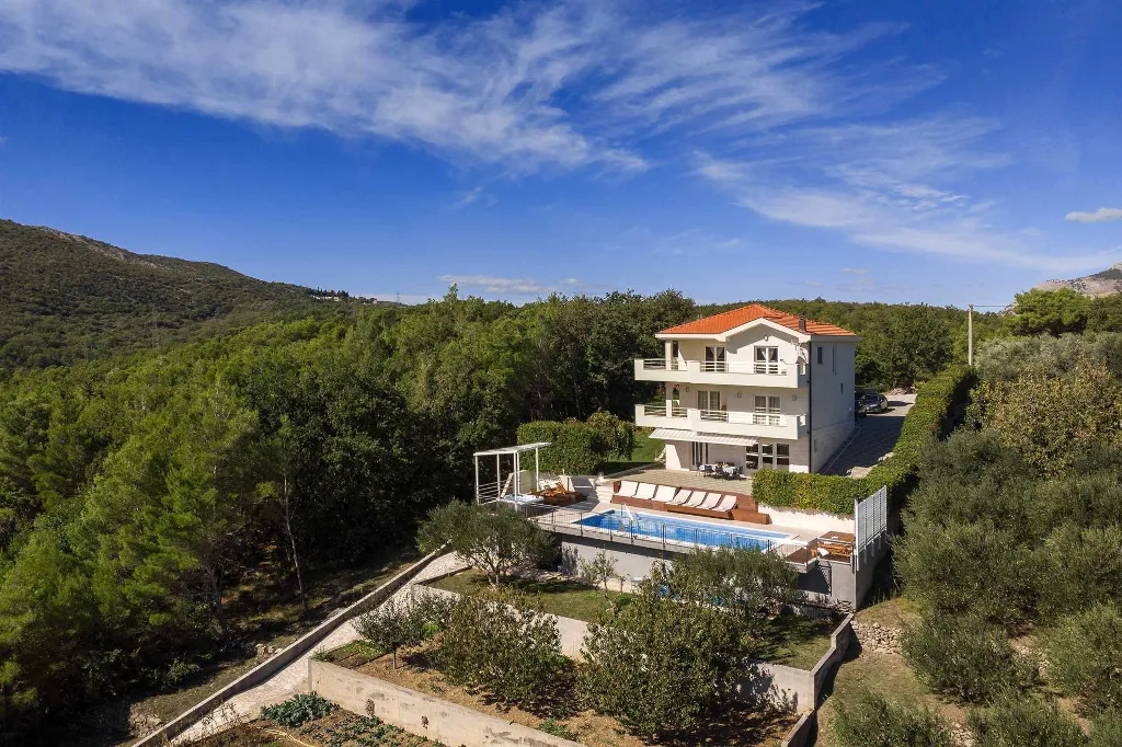Villa with Private Heated Pool in Tugare
