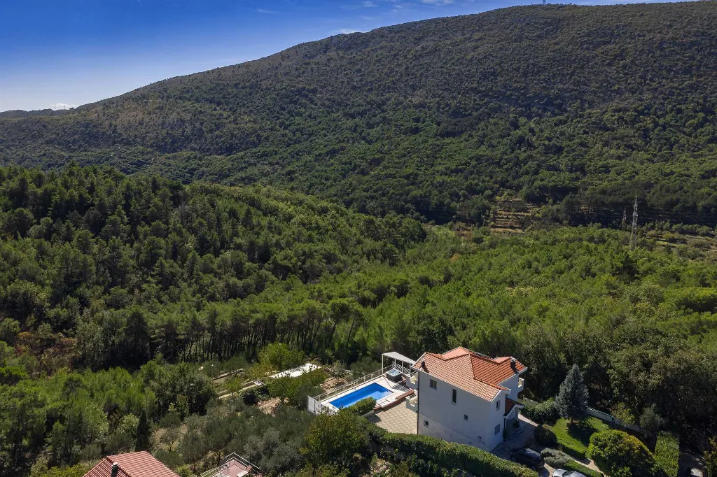 Villa with Private Heated Pool in Tugare