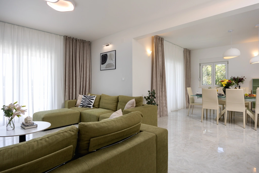 Villa with Private Heated Pool in Tugare