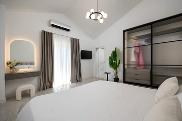 Villa with Private Heated Pool in Tugare