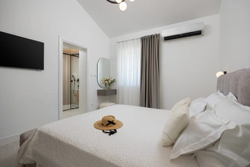 Villa with Private Heated Pool in Tugare