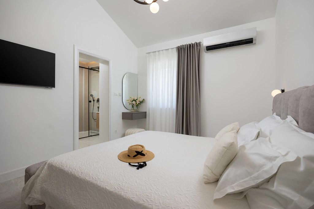 Villa with Private Heated Pool in Tugare