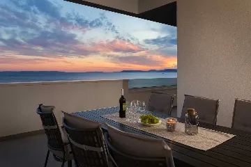 Podstrana Sea-View Penthouse for 6 Guests