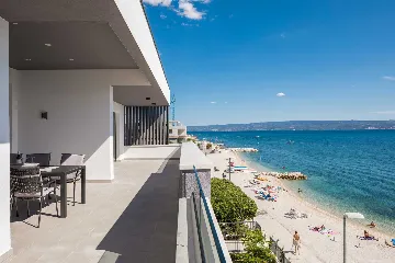 Podstrana Sea-View Penthouse for 6 Guests