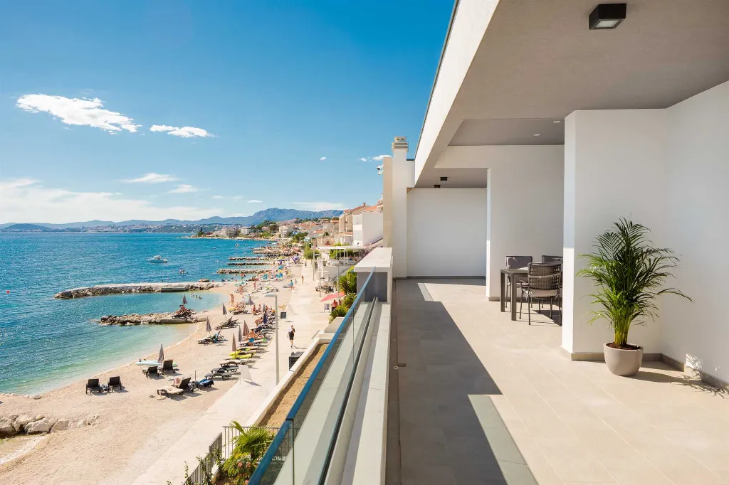 Podstrana Sea-View Penthouse for 6 Guests