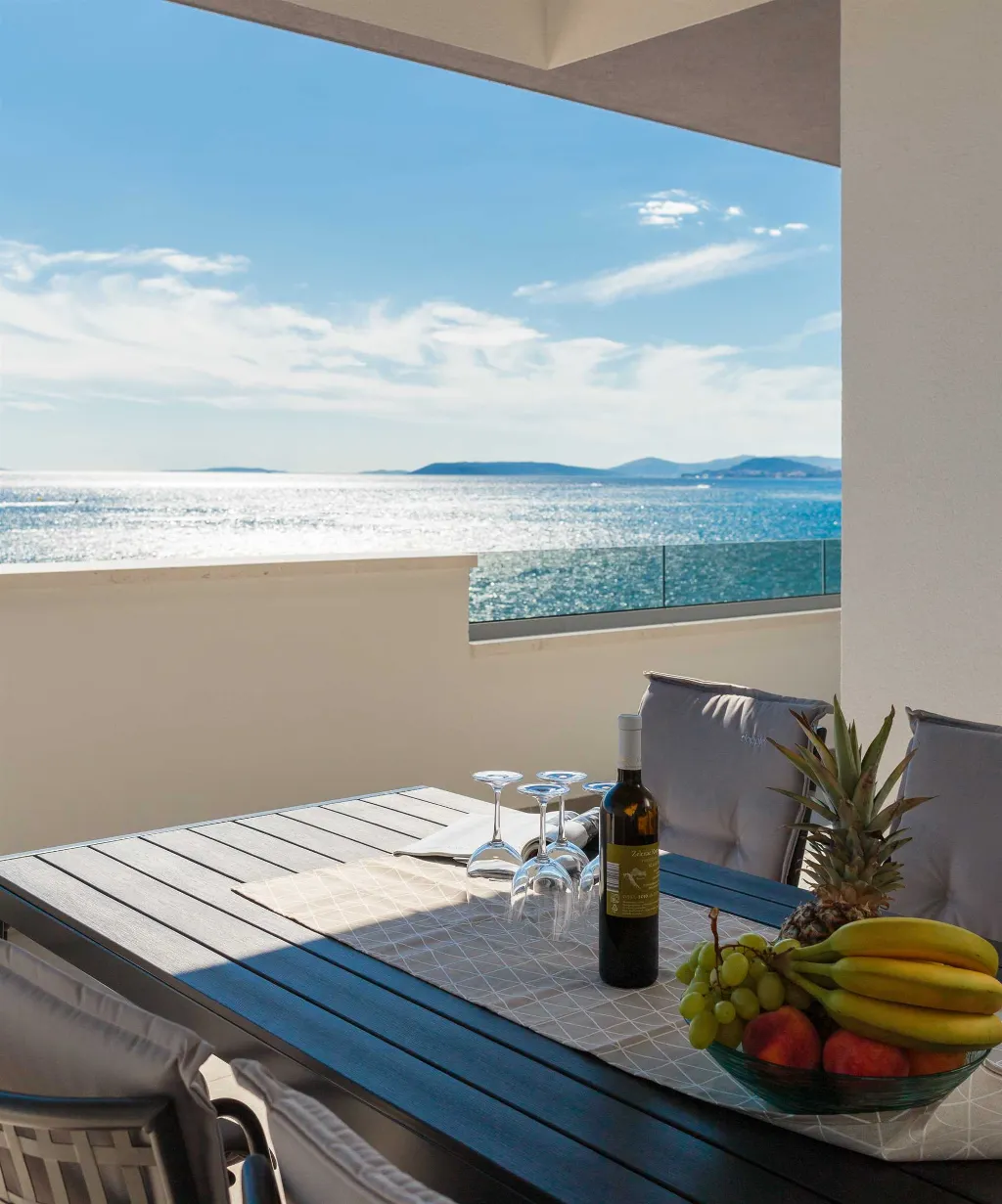 Podstrana Sea-View Penthouse for 6 Guests